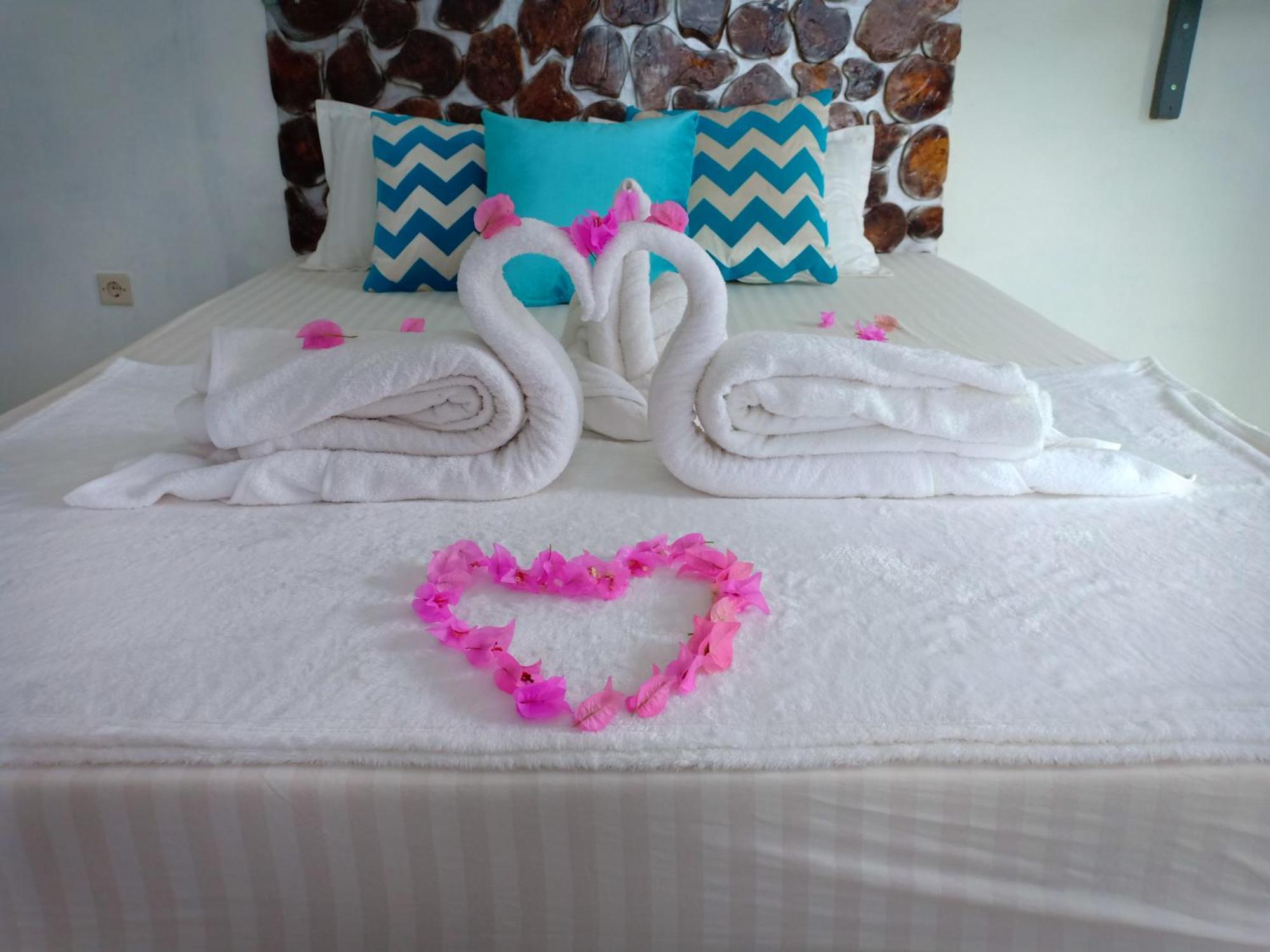Blue Coral Homestay Ilhas Karimunjava Exterior foto