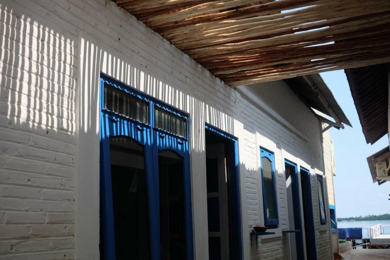 Blue Coral Homestay Ilhas Karimunjava Exterior foto
